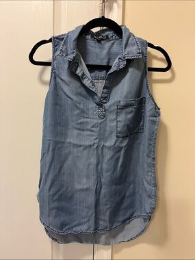 Velvet Heart Light Blue Sleeveless Chambray Popover Tank Tencel